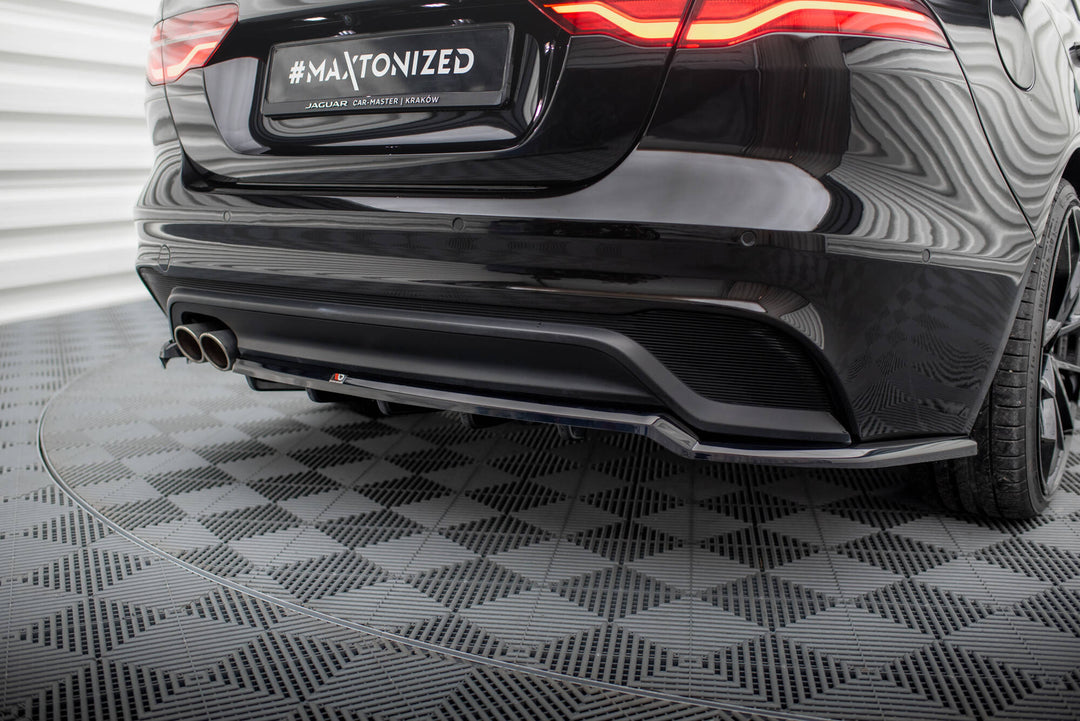 CENTRAL REAR SPLITTER (WITH VERTICAL BARS) JAGUAR XE X760 FACELIFT