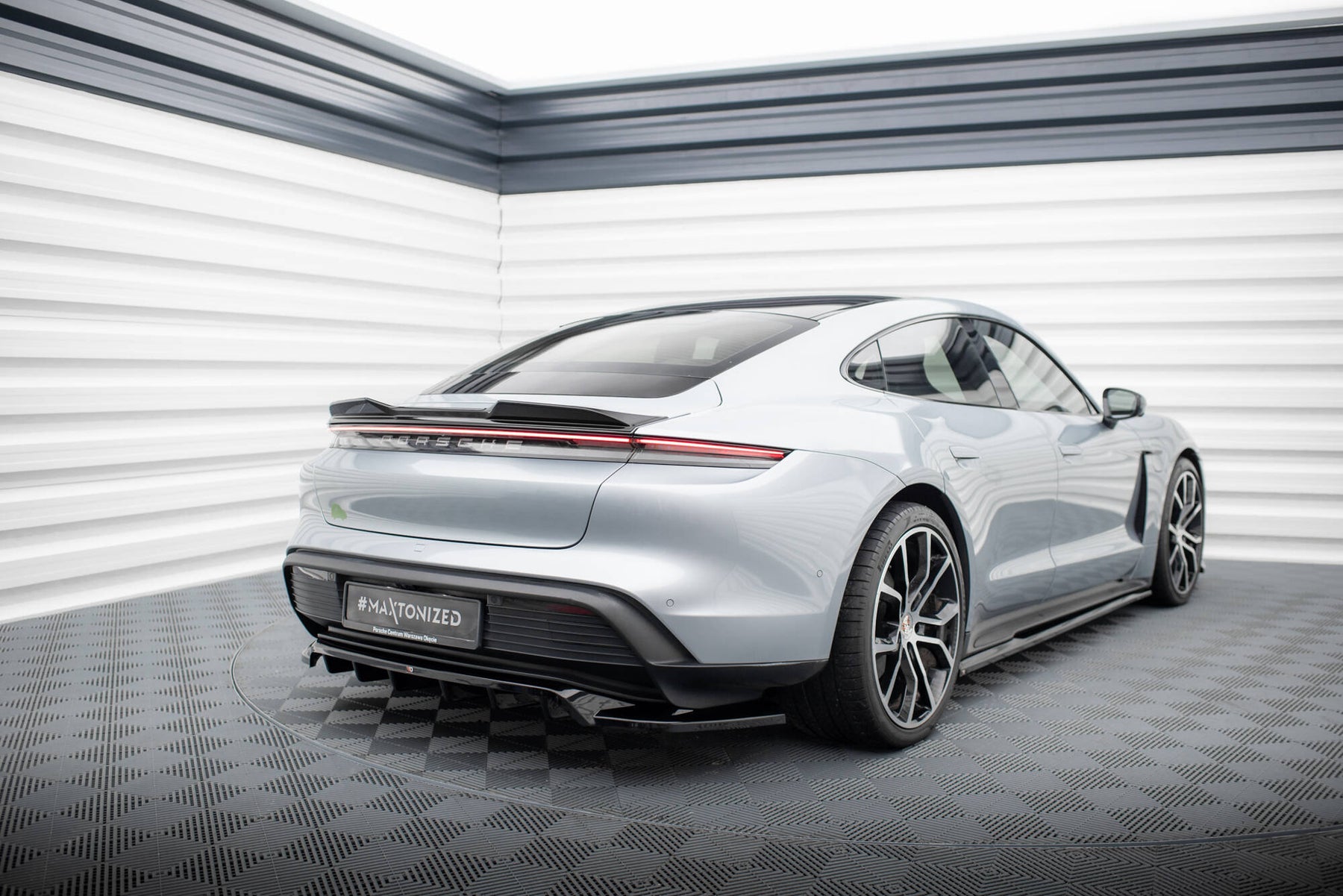 Tycan Rear Fender CENTRAL REAR SPLITTER (WITH VERTICAL BARS) PORSCHE TAYCAN / TAYCAN 4 ...