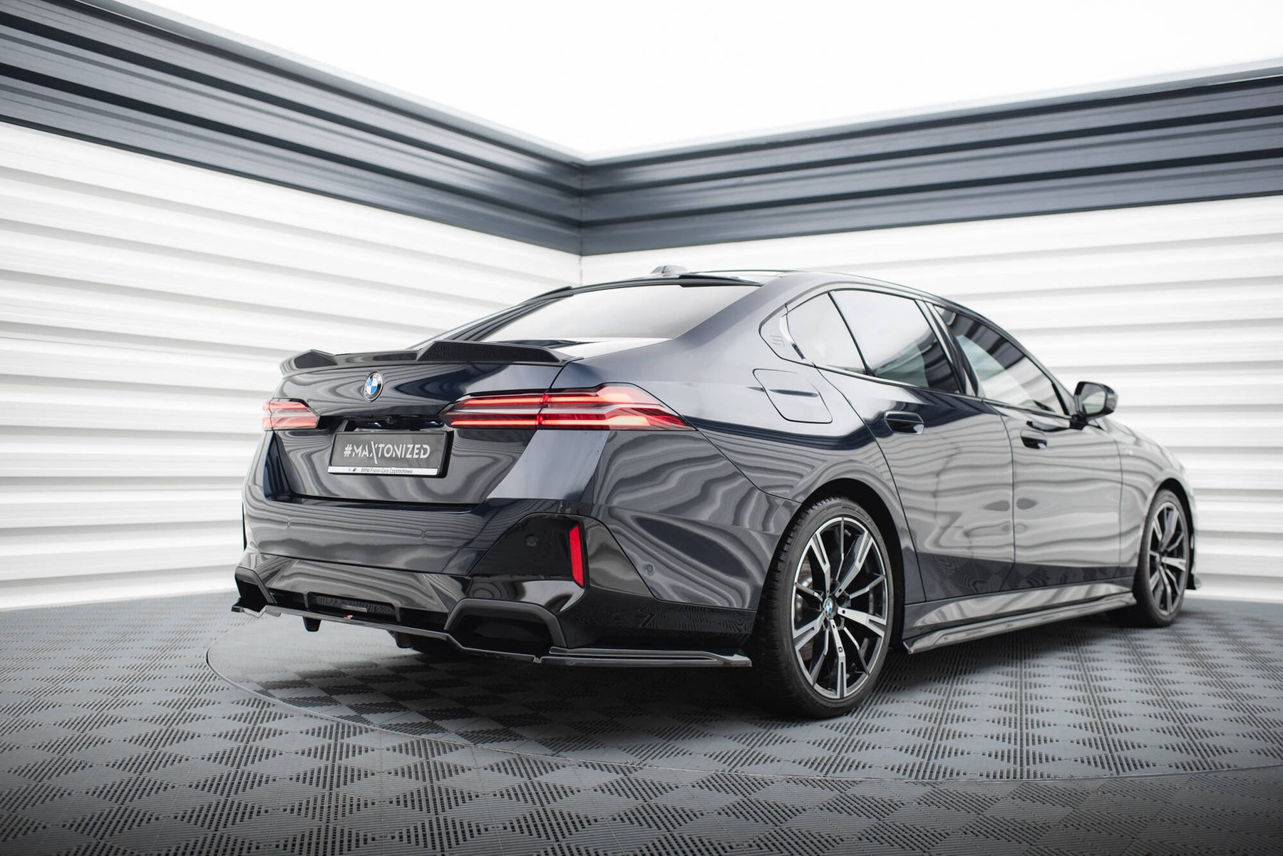 CENTRAL REAR SPLITTER (WITH VERTICAL BARS) V.2 BMW 5 M-PACK G60 ...
