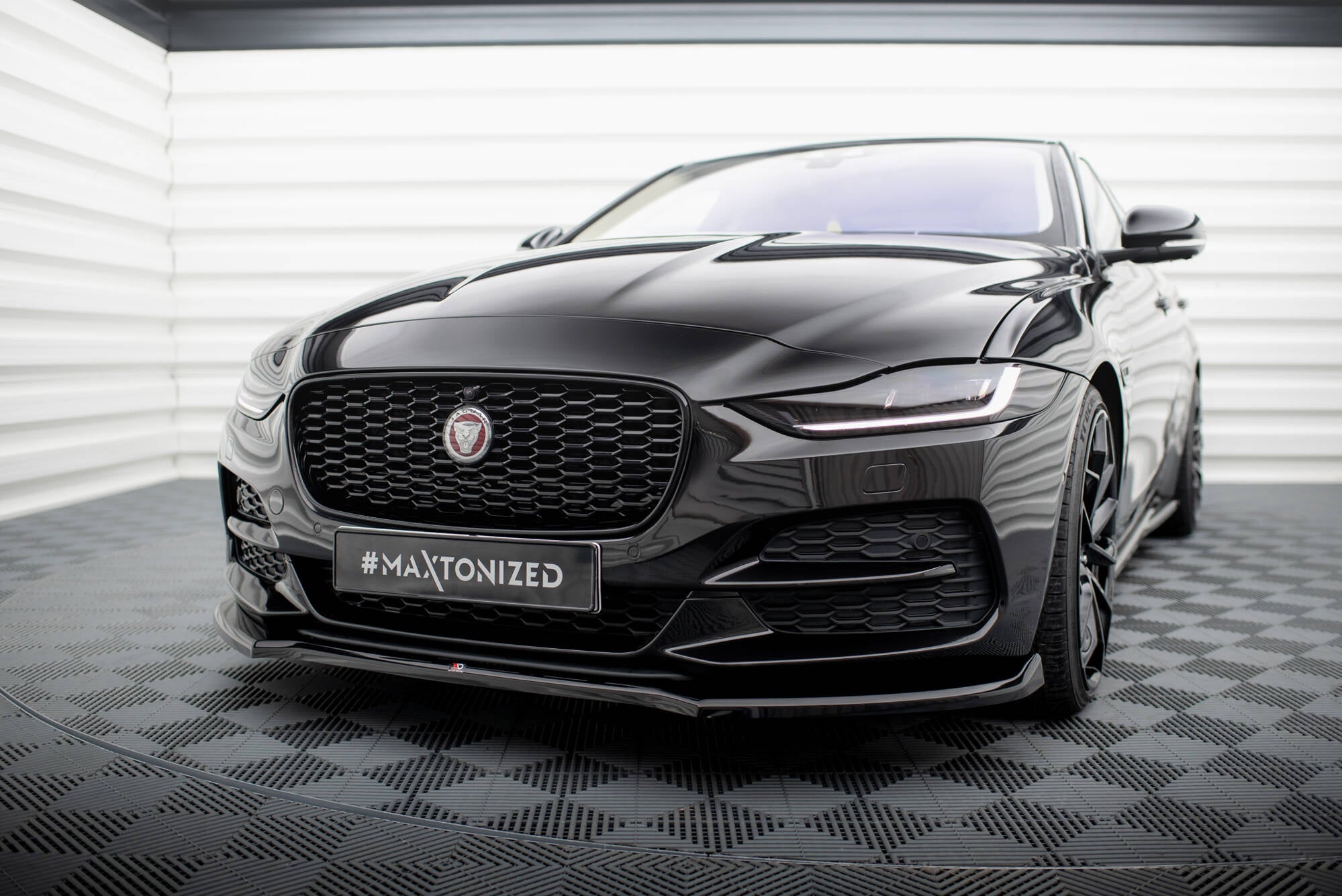 FRONT SPLITTER V.1 JAGUAR XE X760 FACELIFT – Maxton Design USA