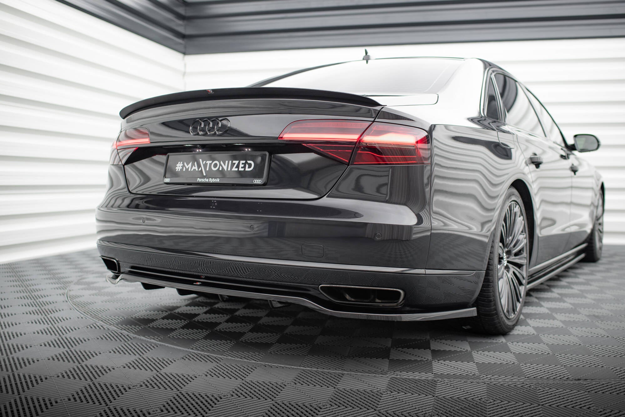 CENTRAL REAR SPLITTER (WITH VERTICAL BARS) AUDI A8 D4