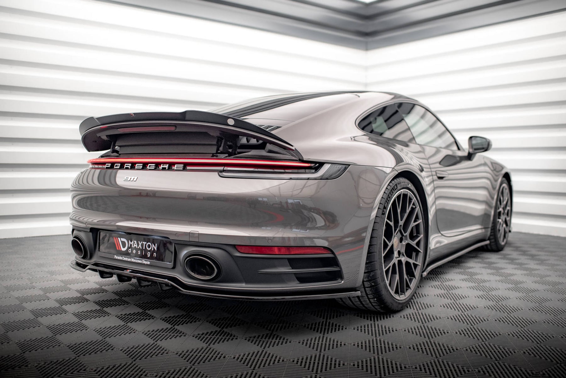 CENTRAL REAR SPLITTER (WITH VERTICAL BARS) PORSCHE 911 CARRERA 4S 992 ...