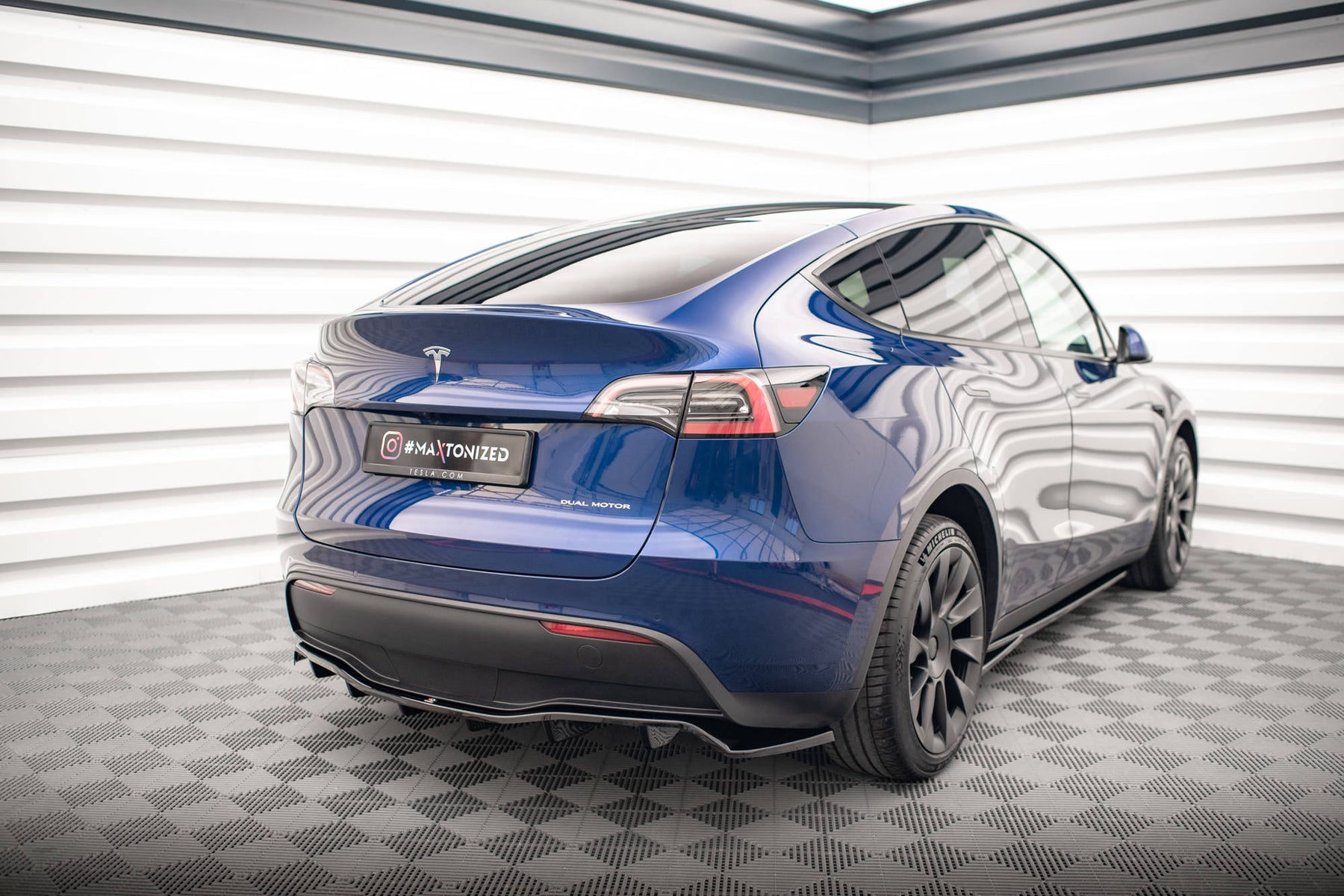 CENTRAL REAR SPLITTER (WITH VERTICAL BARS) TESLA MODEL Y – Maxton ...