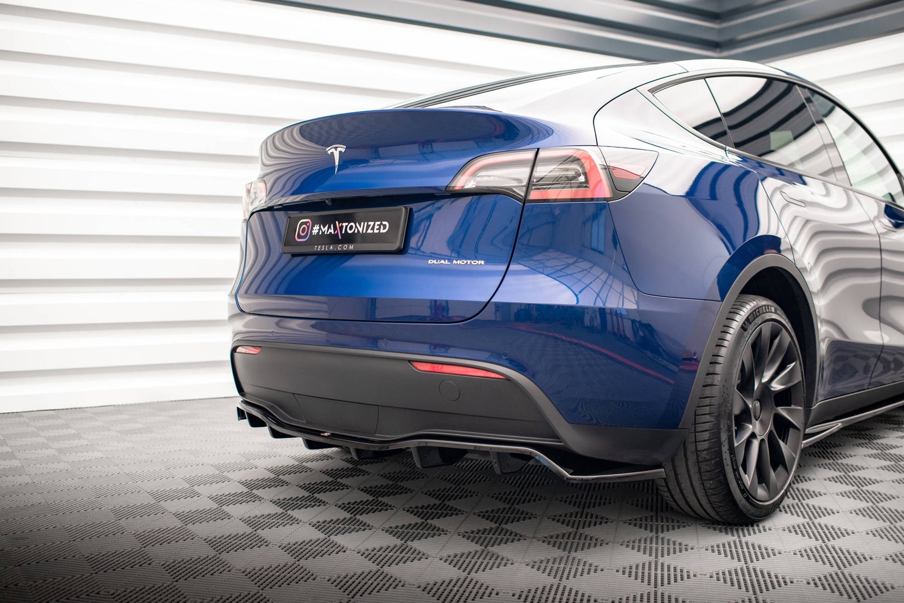 Model Y Rear Splitter Installation CENTRAL REAR SPLITTER (WITH VERTICAL BARS) TESLA MODEL Y – Maxton ...